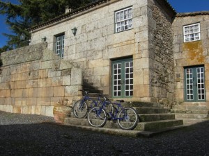 casa_da_cerca_e_bicicletes